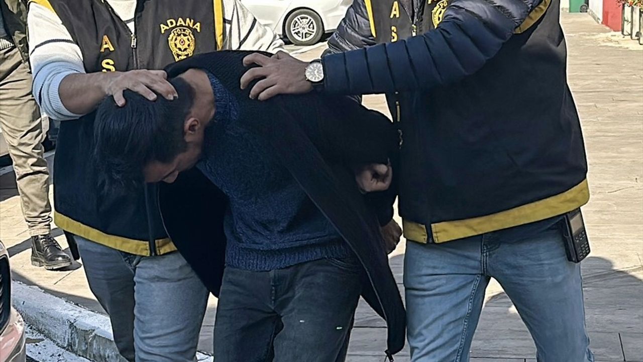Adana'da Site Girişini Ateşe Verip Güvenlik Görevlisini Tehdit Eden İki Zanlı Tutuklandı