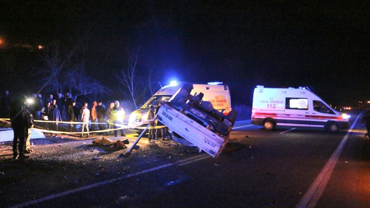 Adana'da Takla Atan Kamyonette Bir Kişi Hayatını Kaybetti, İki Kişi Yaralandı