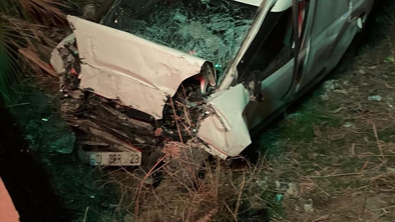 Adana'da Trafik Kazası: Hafif Ticari Araç Duvara Çarptı, Sürücü Hayatını Kaybetti