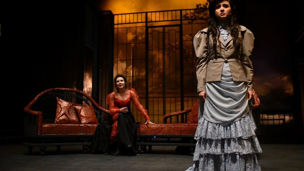 Adana Şehir Tiyatroları'nın 'Hedda Gabler' oyunu İstanbul'da sahne alıyor