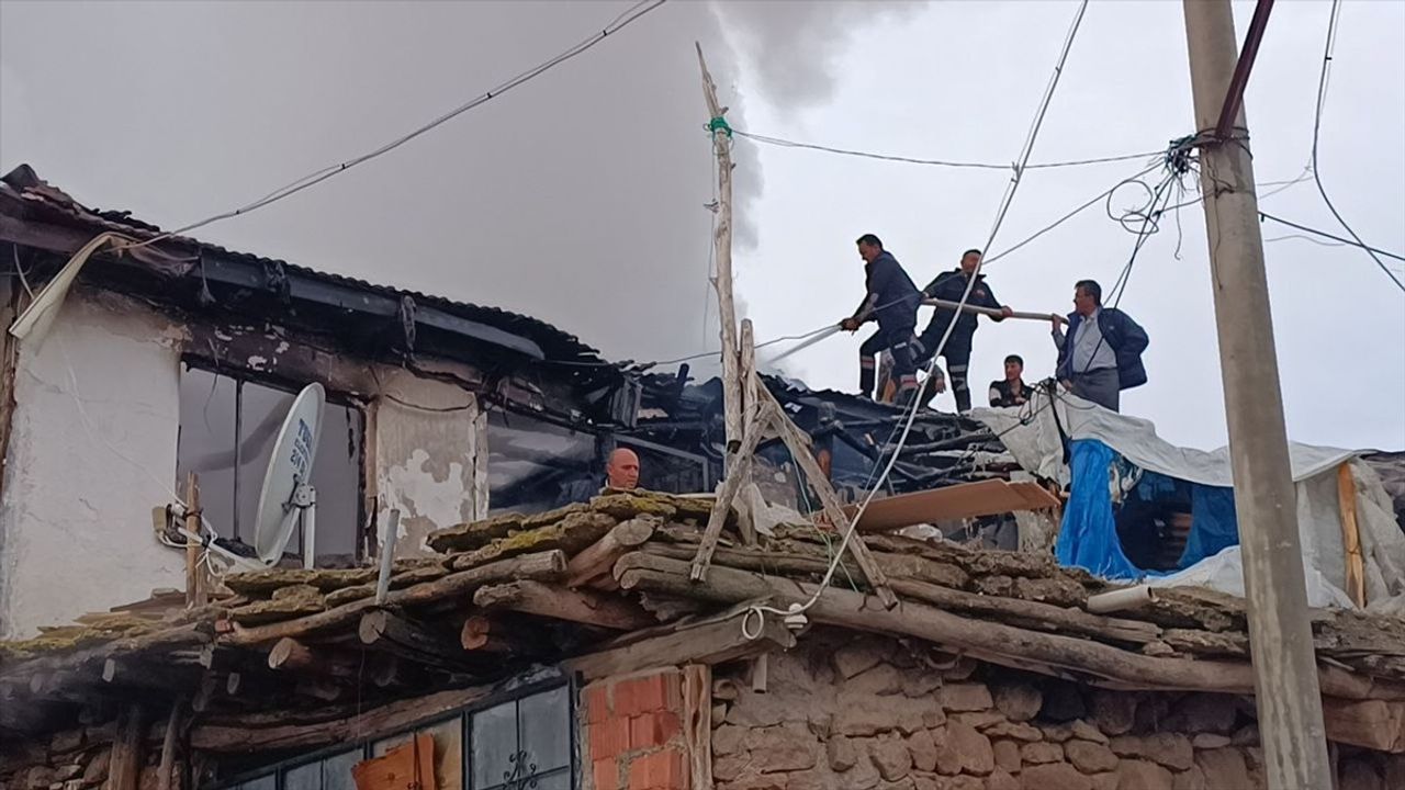 Afyonkarahisar'da İki Katlı Ahşap Evde Yangın Çıktı