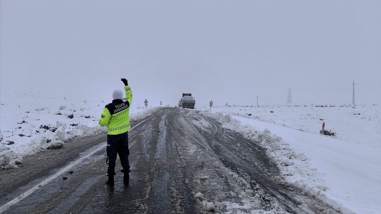 Afyonkarahisar'da Kar Yağışı ve Trafik Önlemleri