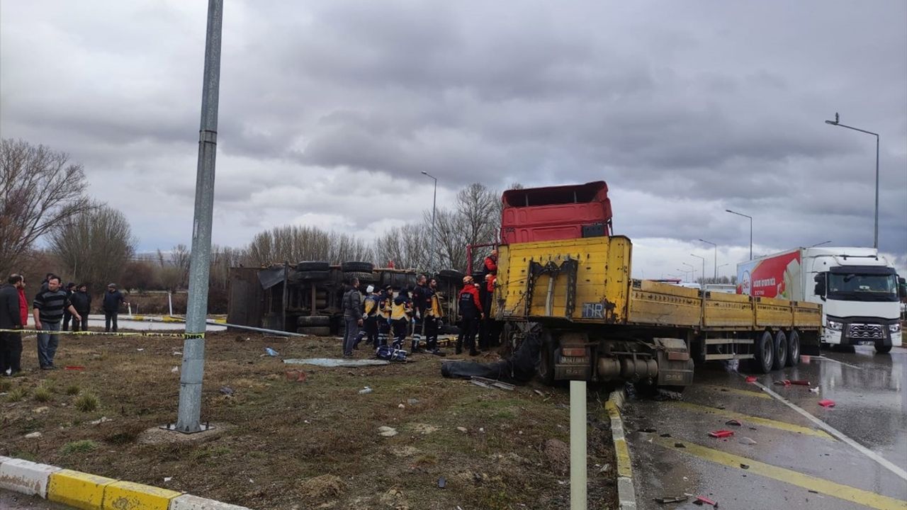 Afyonkarahisar'da Tır ve Kamyon Çarpıştı: Bir Ölüm, Bir Yaralı