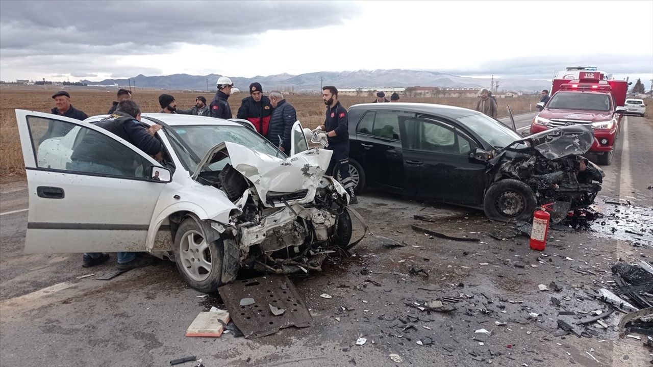 Afyonkarahisar'da Trafik Kazası: İki Kişi Hayatını Kaybetti, Üç Yara Aldı