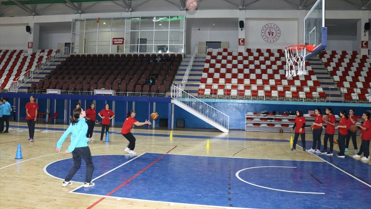 Ağrı'da Gençler Basketbol Eğitimi Alıyor