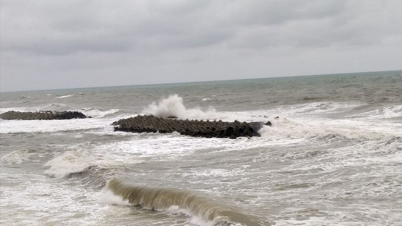 Akçakoca'da Kuvvetli Rüzgar Denizde Dalga Boyunu Yükseltiyor