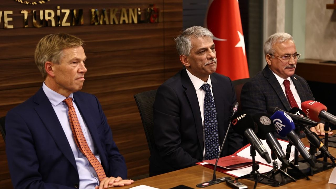 Aksaray'da Restorasyonu Tamamlanan Hereke Halısı, Lahey'deki Barış Sarayı'na Dönüyor