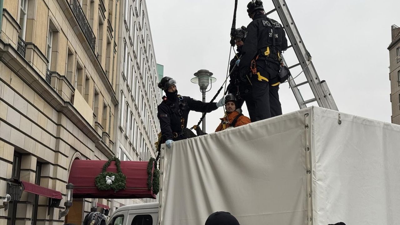 Almanya'da Çevreciler Dünya LNG Zirvesi'ni Protesto Etti