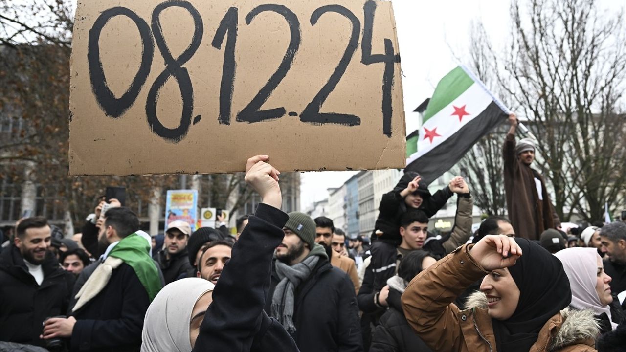 Almanya'daki Suriyeliler, Baas Rejiminin Devrilmesini Kutluyor