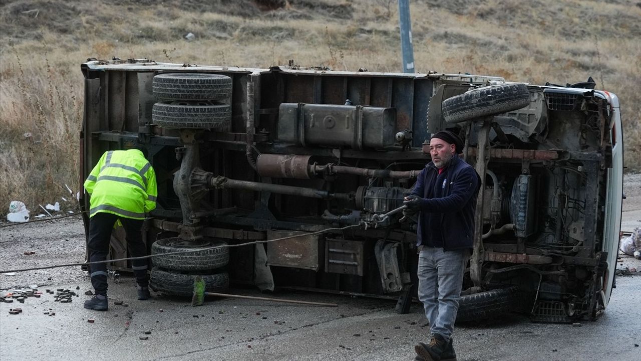 Ankara'da Hafriyat Kamyonu Park Halindeki 11 Araca Çarparak Devrildi