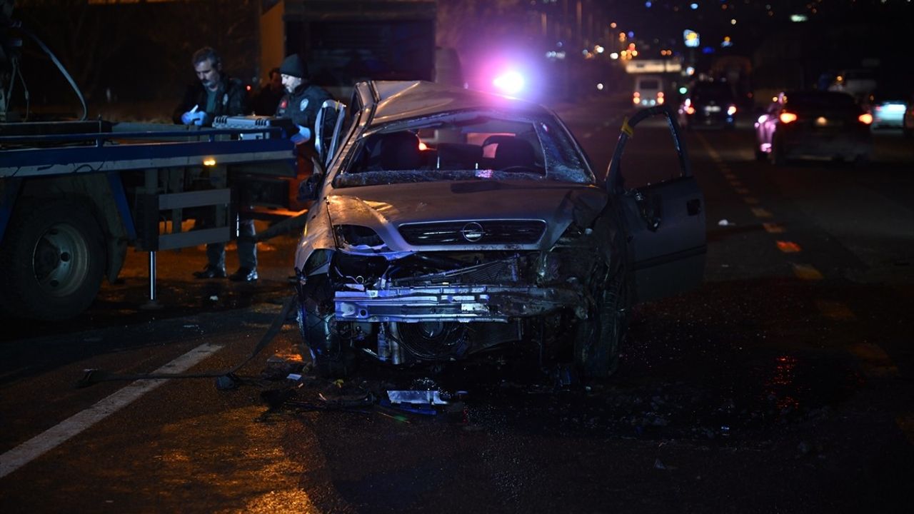 Ankara'da Otomobil Kazasında 1 Ölü, 2 Yaralı