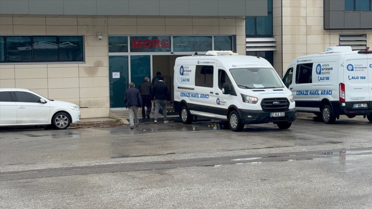 Antalya'da Bıçaklı Kavga: Yaralı Kişi Hayatını Kaybetti, Zanlı Tutuklandı