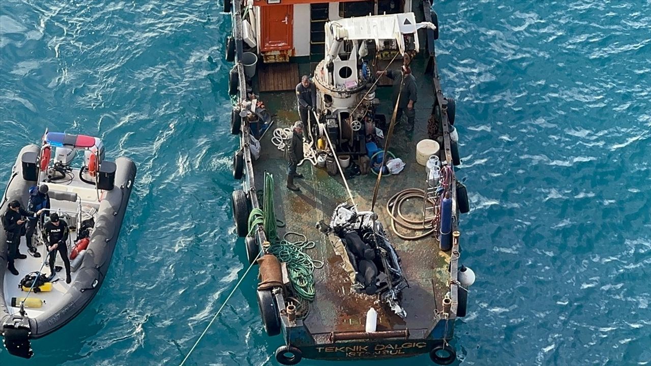 Antalya'da Falezlerden Denize Düşen Genç İçin Arama Çalışmaları Devam Ediyor