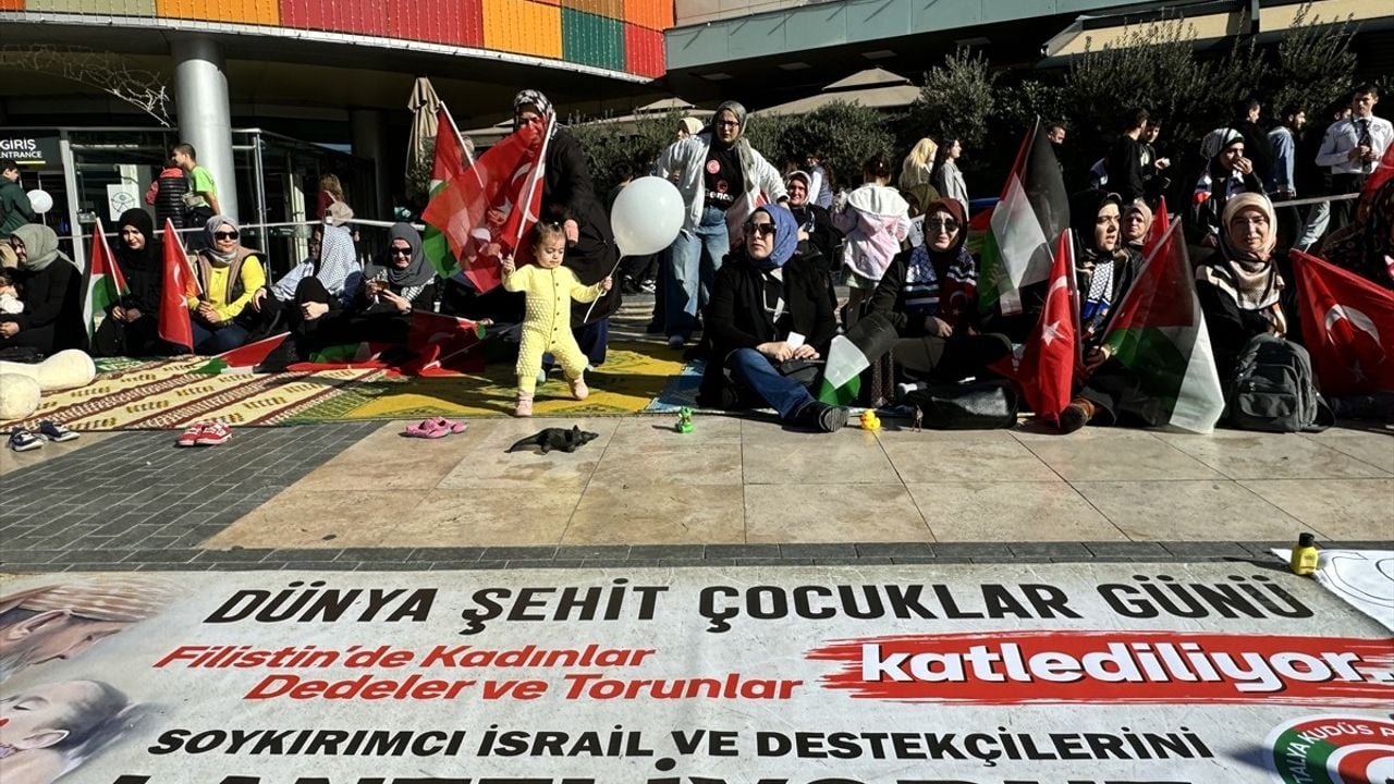 Antalya'da İsrail'in Filistin'e Yönelik Saldırıları Protesto Edildi