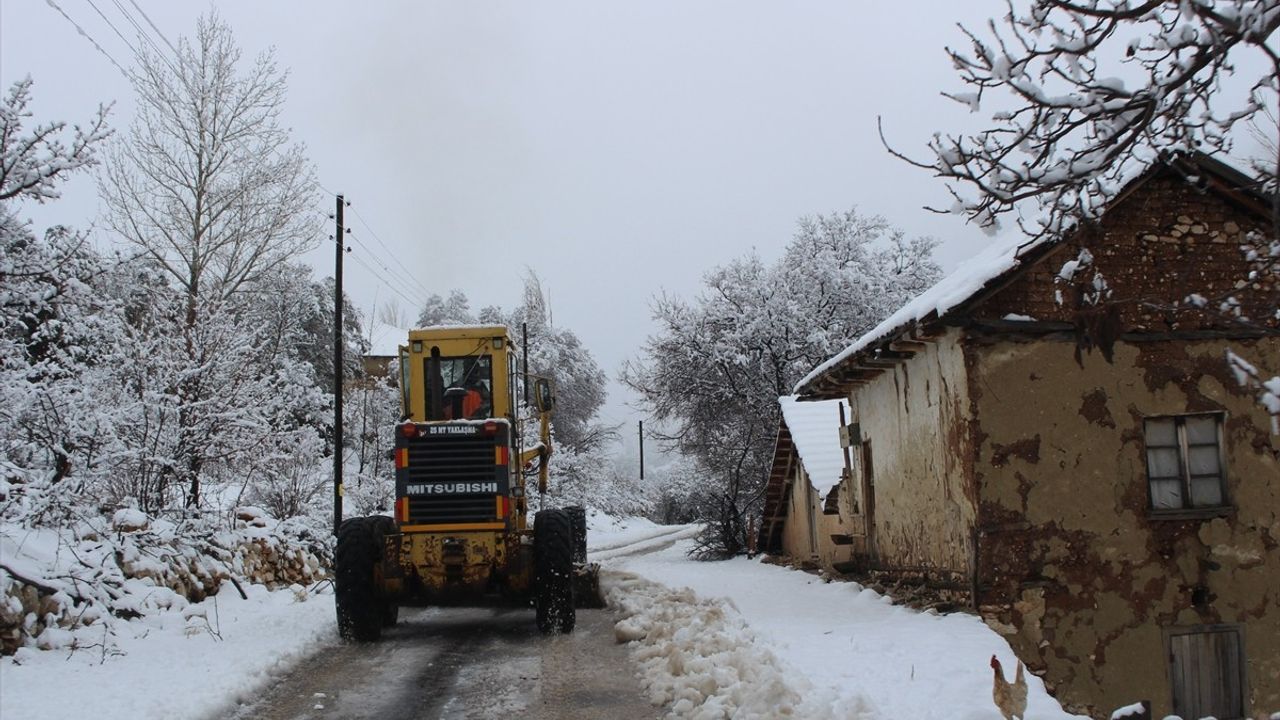 Antalya'da Kar ve Sağanak Yağış Etkisini Sürdürüyor