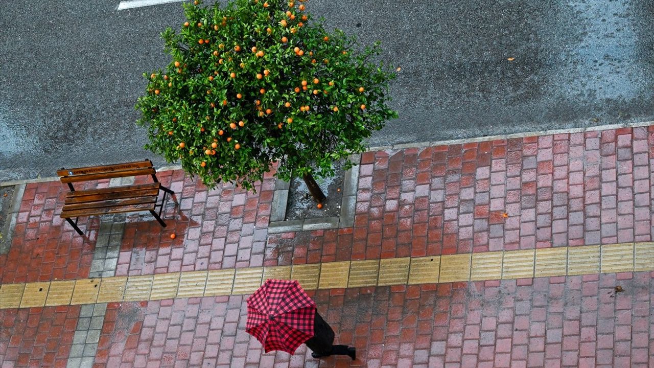 Antalya'da Sağanak ve Kar Yağışı Etkili Oluyor