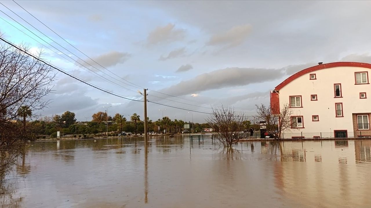 Antalya'da Şiddetli Yağış Hayatı Olumsuz Etkiledi