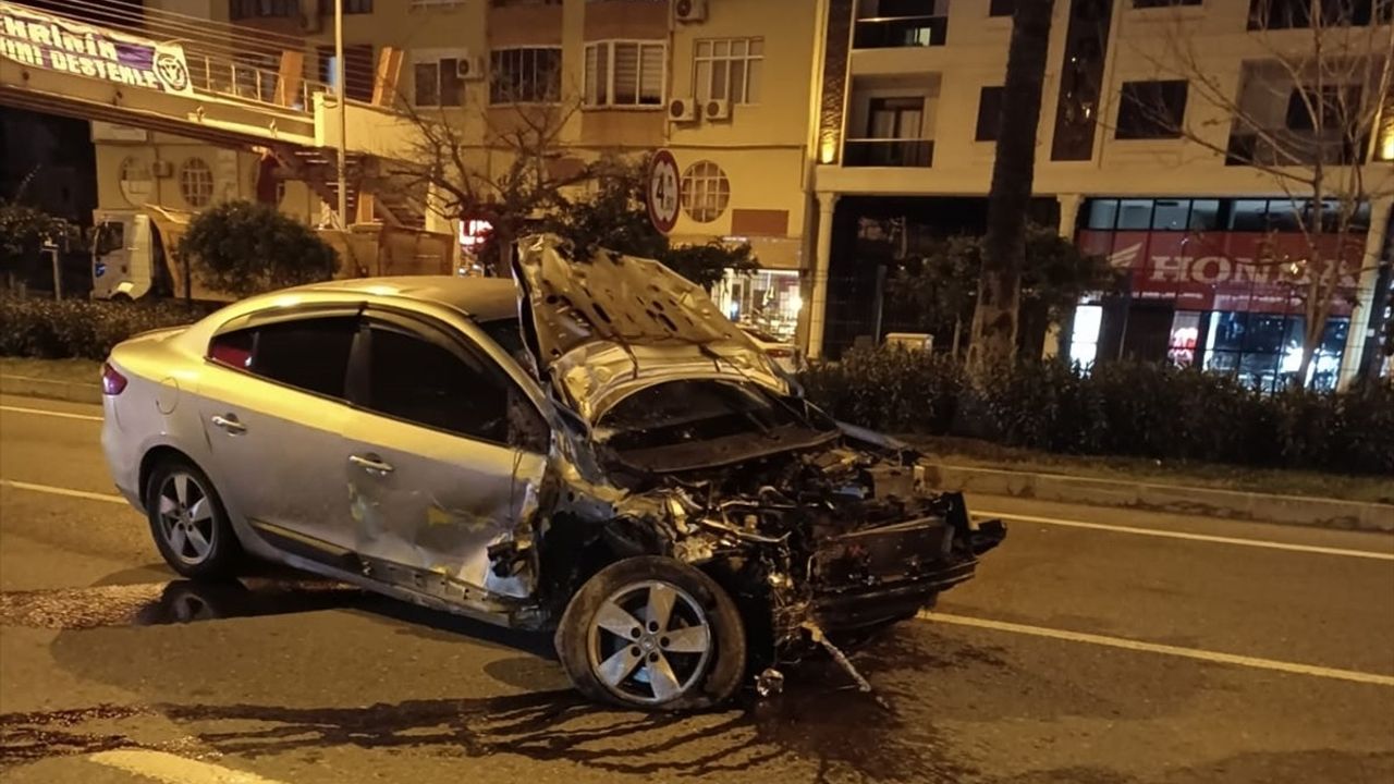 Antalya'daki Trafik Kazasında Bir Kişi Hayatını Kaybetti, Diğer Yaralandı