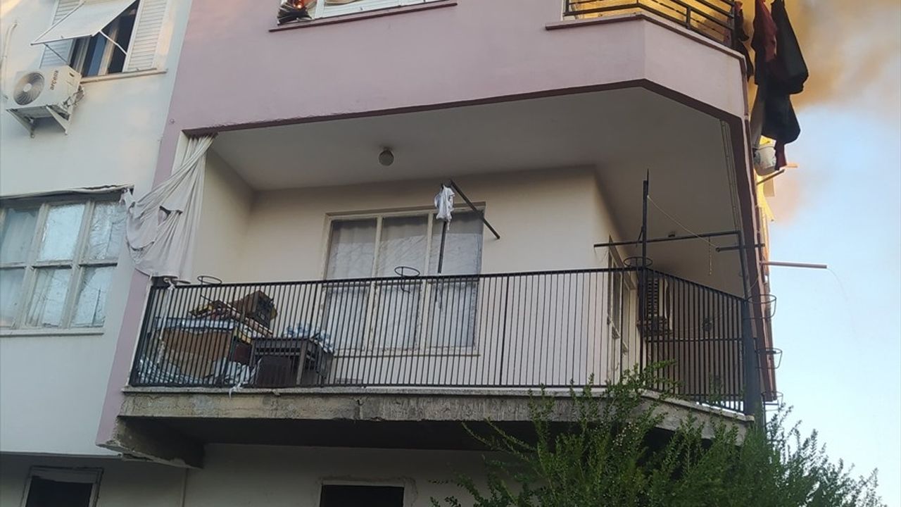 Antalya'nın Serik İlçesinde Ev Yangını Kontrol Altına Alındı