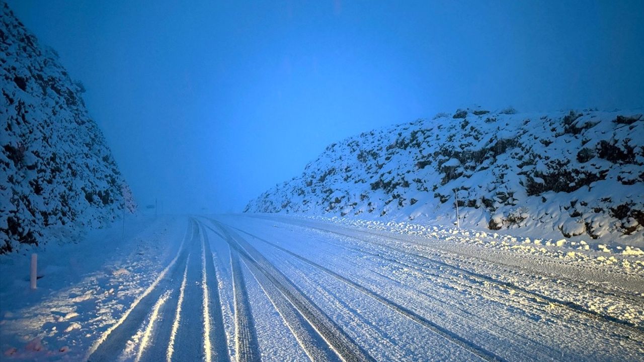 Antalya'nın Yüksek Kesimlerinde Kar Yağışı Hayatı Olumsuz Etkiliyor