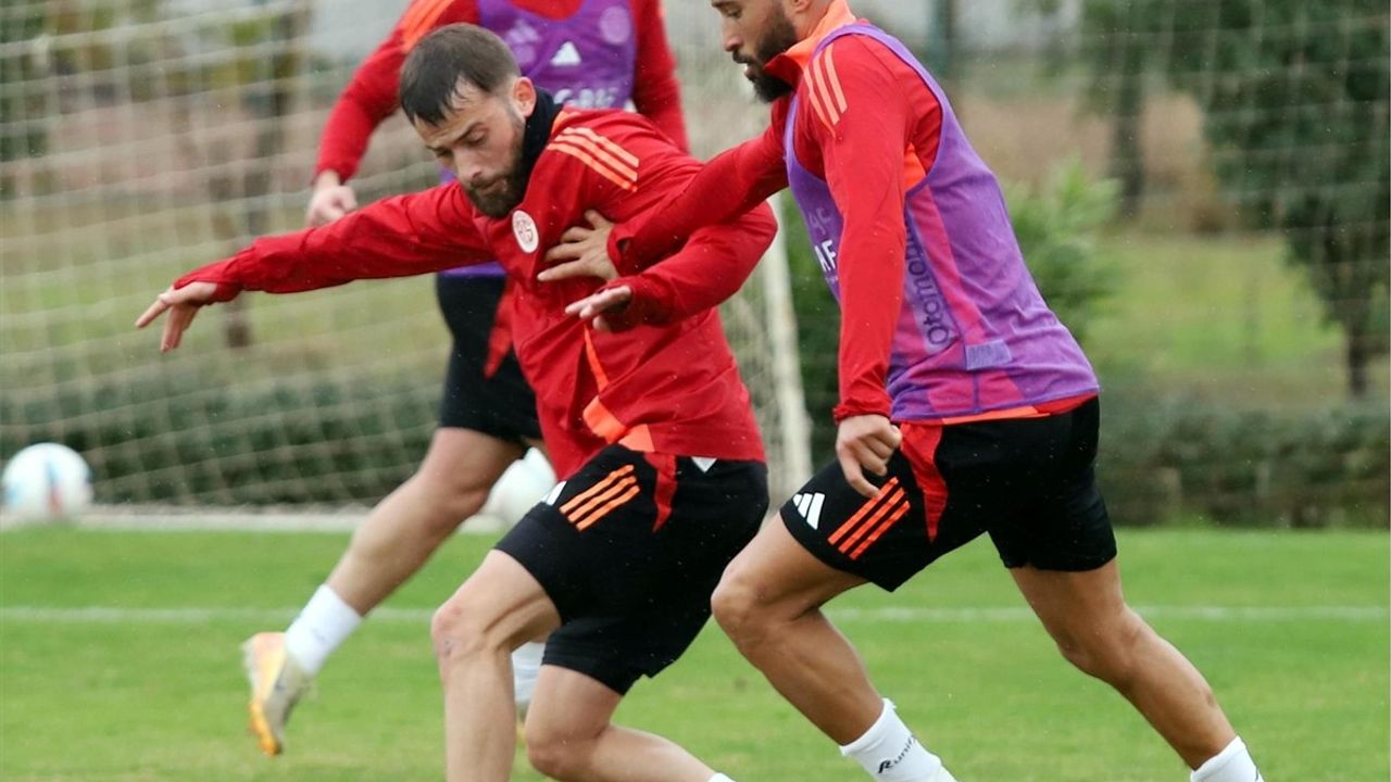 Antalyaspor, Eyüpspor Maçı Hazırlıklarını Yağmur Altında Sürdürdü