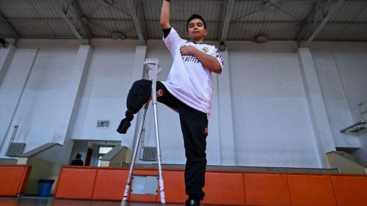 Arda Güler, Hayranı Ampute Futbolcu Kerem Demez'e İmzalı Forma Gönderdi