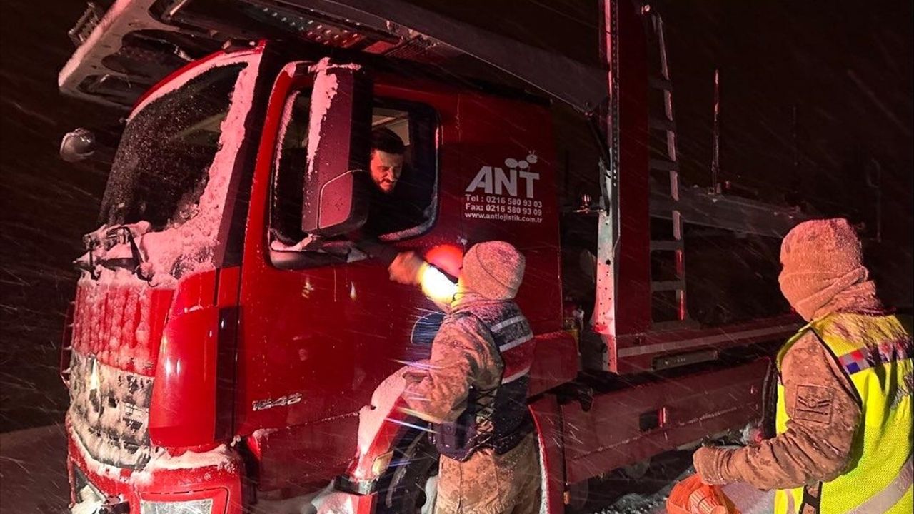 Ardahan'da Kar Nedeniyle Yolda Kalanlara Çorba İkramı