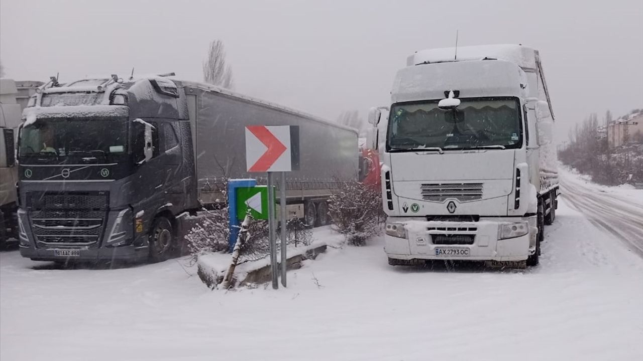 Ardahan-Şavşat ve Damal-Posof-Türkgözü Kara Yolları Kar ve Tipi Nedeniyle Ulaşıma Kapandı