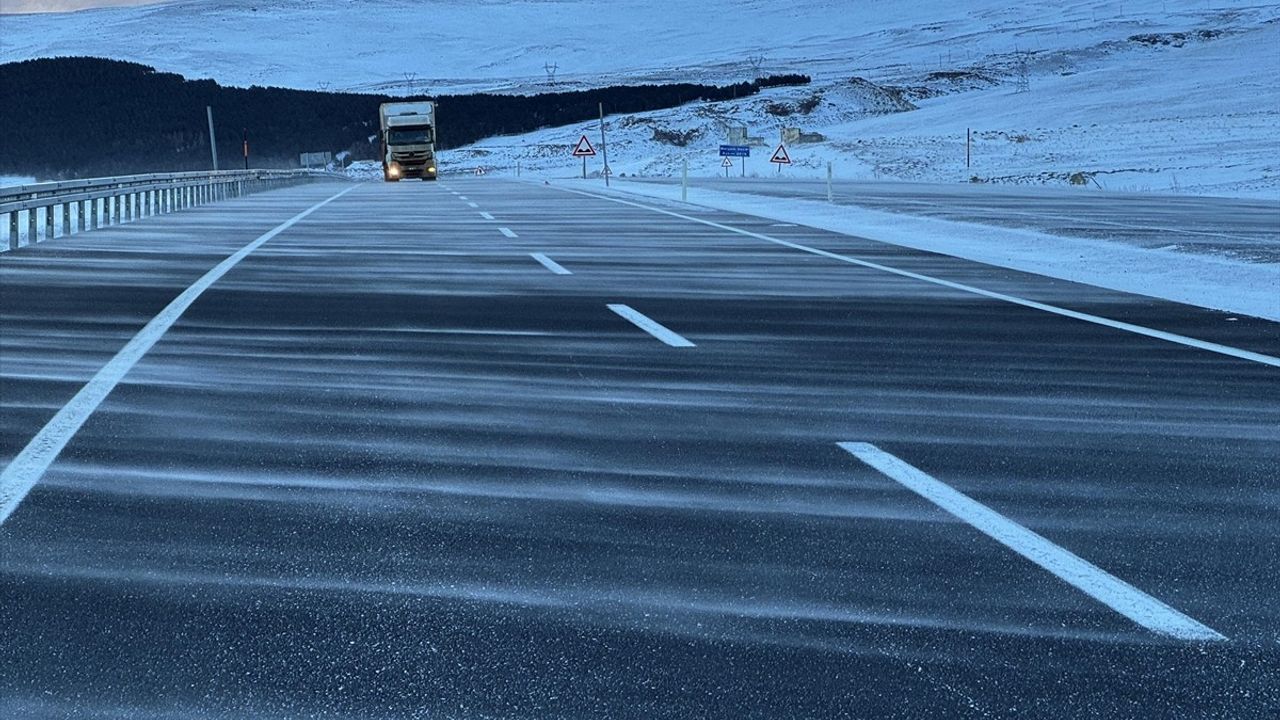 Ardahan'da Yoğun Tipi Ulaşımı Aksatıyor