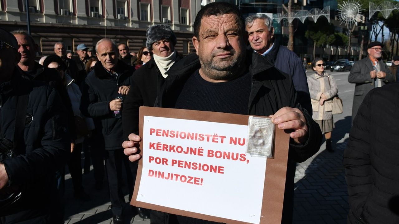 Arnavutluk'ta Emekliler, Maaş Artışı İçin Yeniden Protesto Düzenledi
