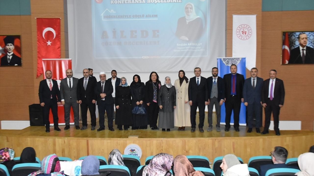 Artvin'de 'Ailede Çözüm Becerileri' Konferansı Düzenlendi