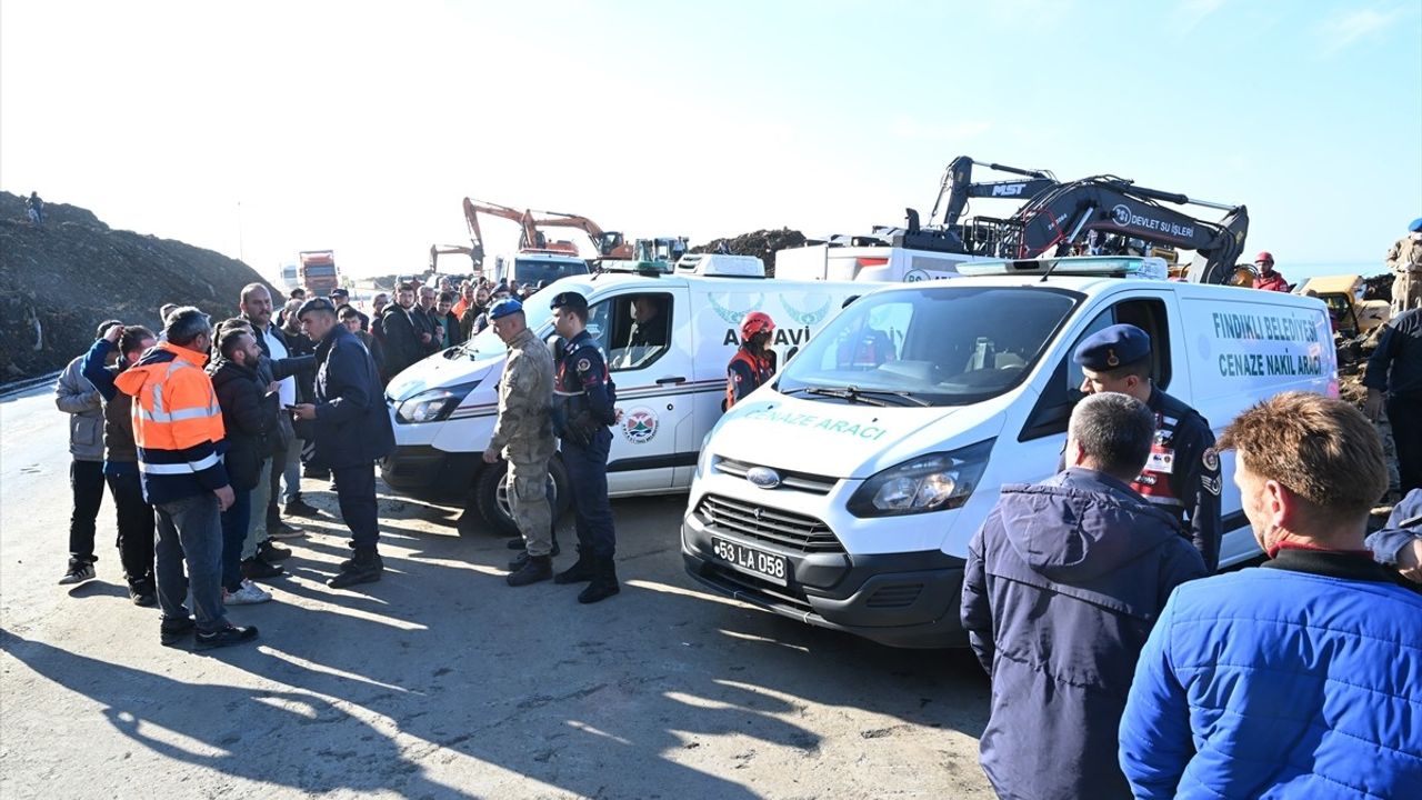 Artvin'de Heyelan Altında Kalan 4 Kişinin Cansız Bedeni Bulundu