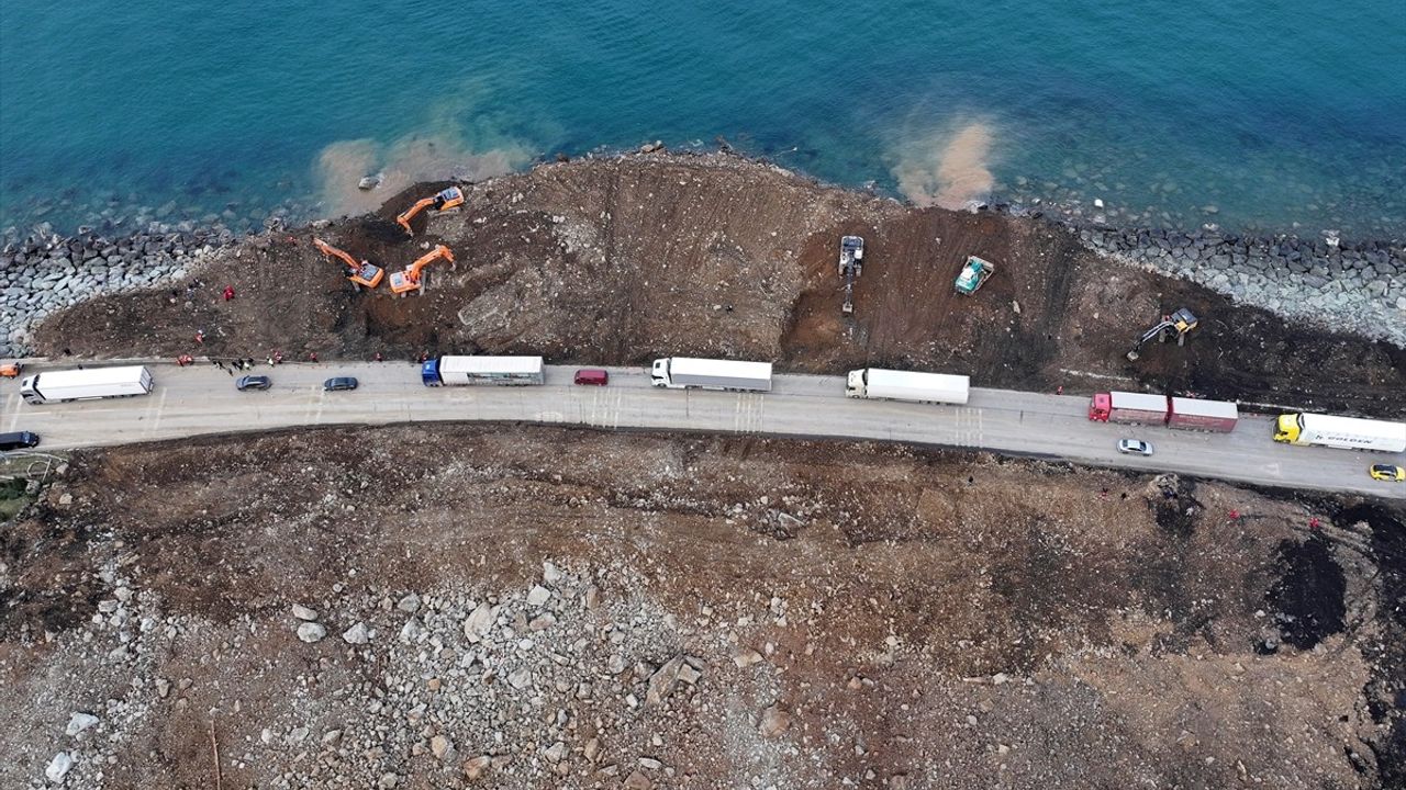 Artvin'de Heyelan Altında Kalan Araçtaki 4 Kişinin Cansız Bedeni Bulundu