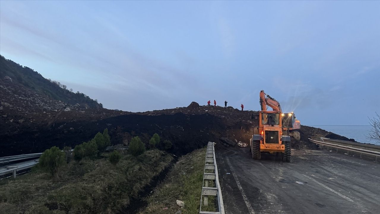 Artvin'de Heyelan Nedeniyle Karadeniz Sahil Yolu Ulaşıma Kapandı
