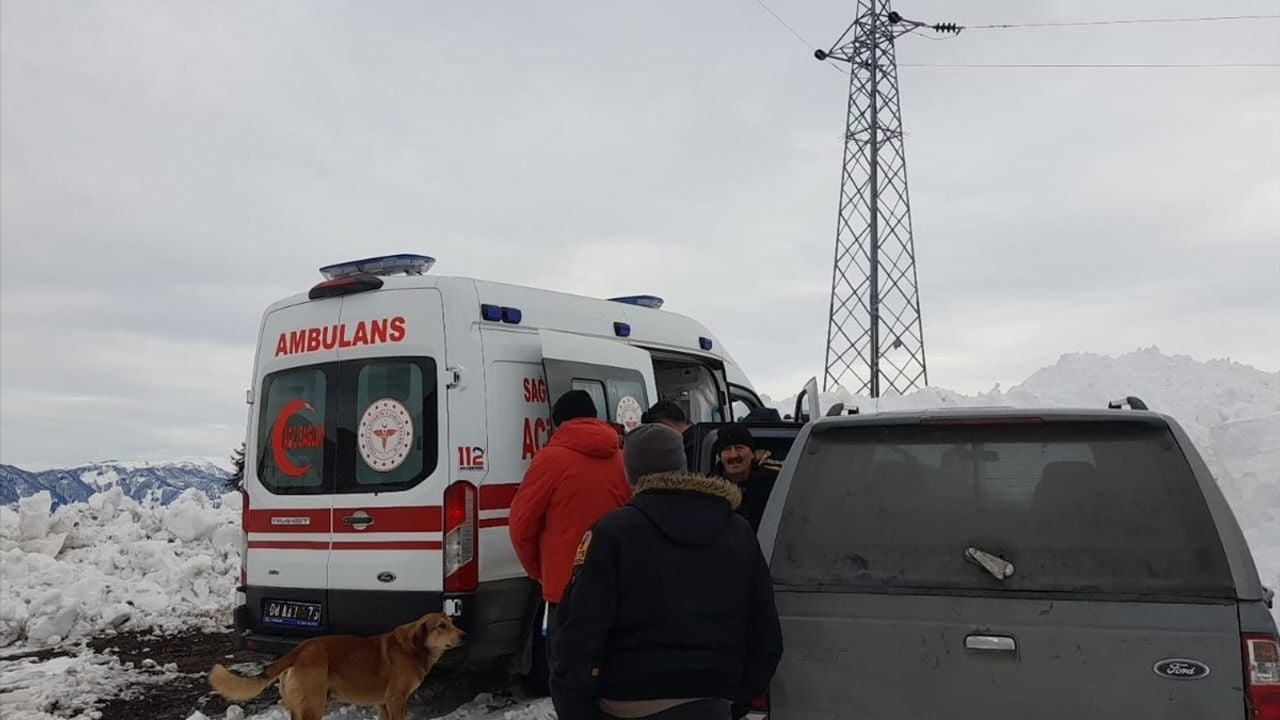 Artvin'de Kar Nedeniyle Yolu Kapanan Köydeki Hastaya Paletli Ambulansla Müdahale