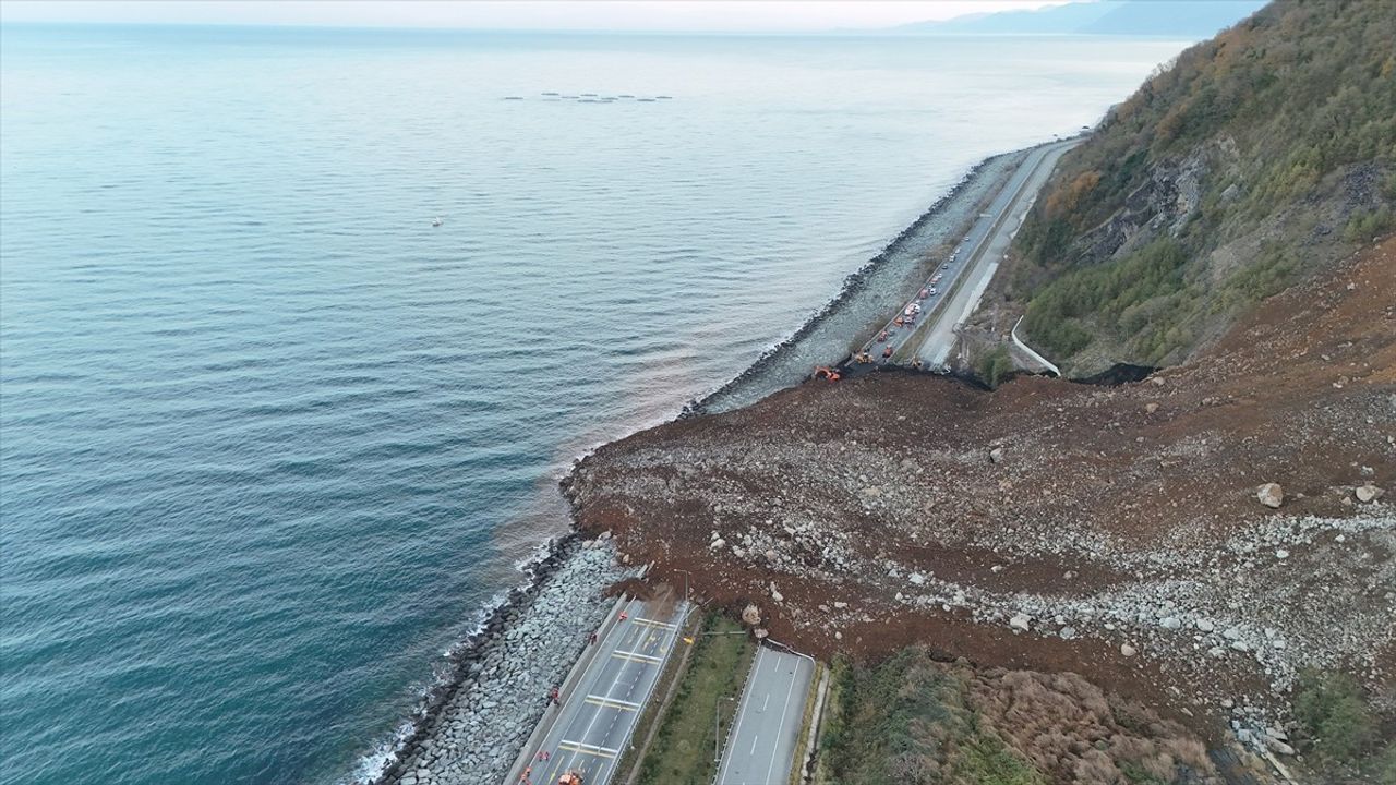 Artvin'de Meydana Gelen Heyelan Sonucu Karadeniz Sahil Yolu Ulaşıma Kapandı