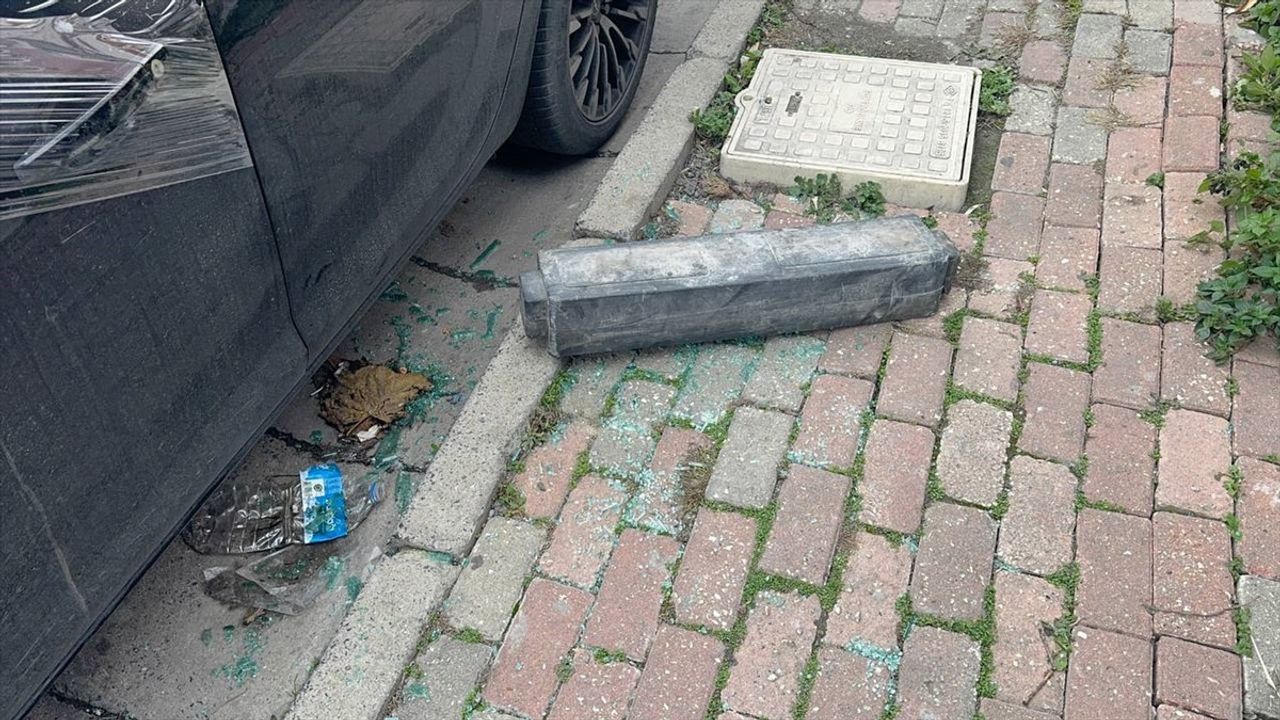 Avcılar'da Hırsızlık Şüphesi: 7 Araçta Cam Kırıldı