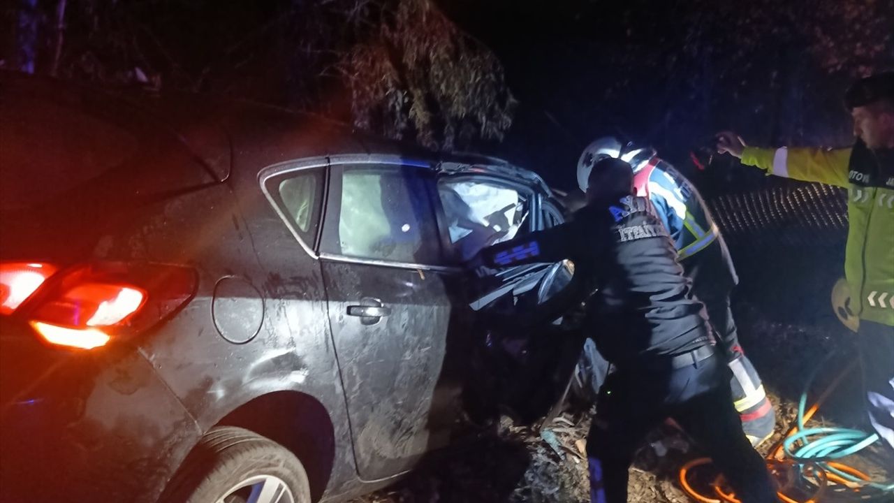 Aydın'da Bariyere Çarpan Otomobildeki Kadın Hayatını Kaybetti, Eşi ve Çocuğu Yaralandı