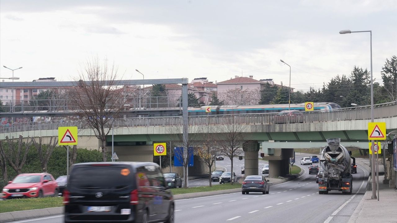 Bakırköy'deki Alt Geçitte Tır Sürücülerine Yükseklik Uyarısı