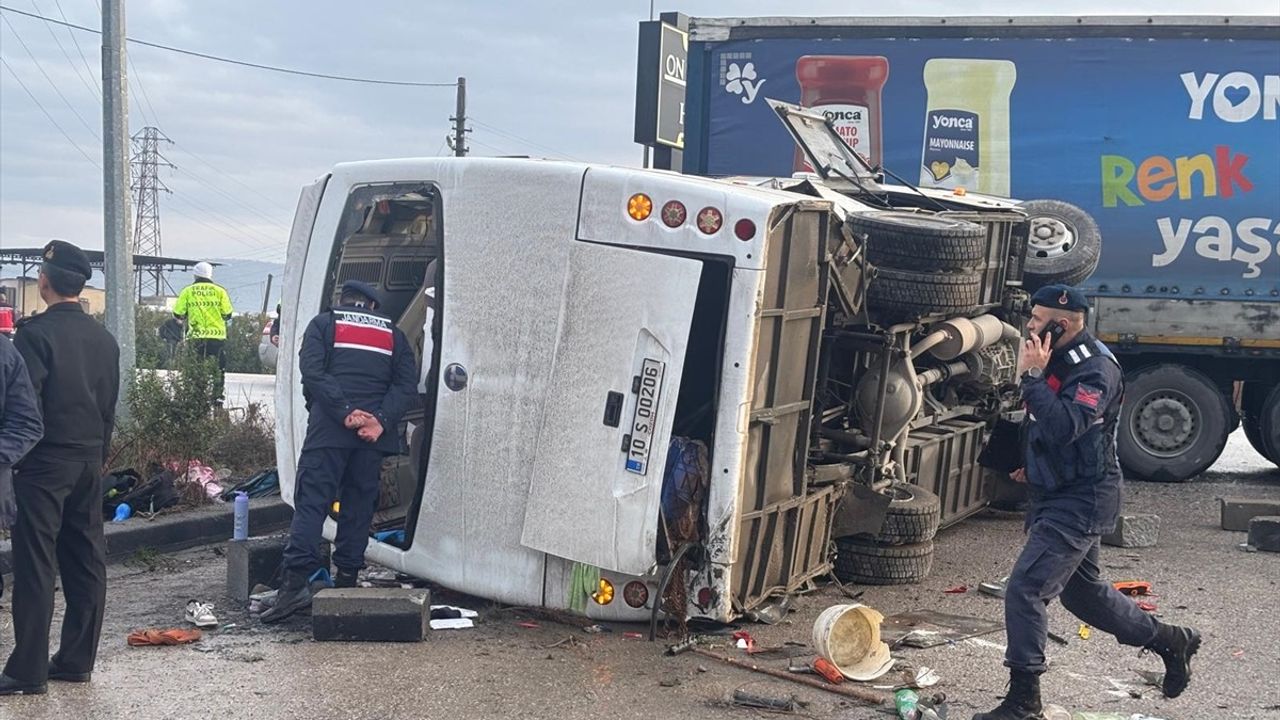 Balıkesir'de Okul Servisi ile Tır Çarpışması: 26 Yaralı, 8'in Durumu Ağır