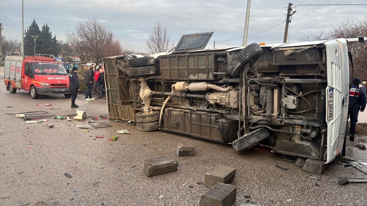 Balıkesir'de Okul Servisi ile Tırın Çarpışması: 26 Yaralı