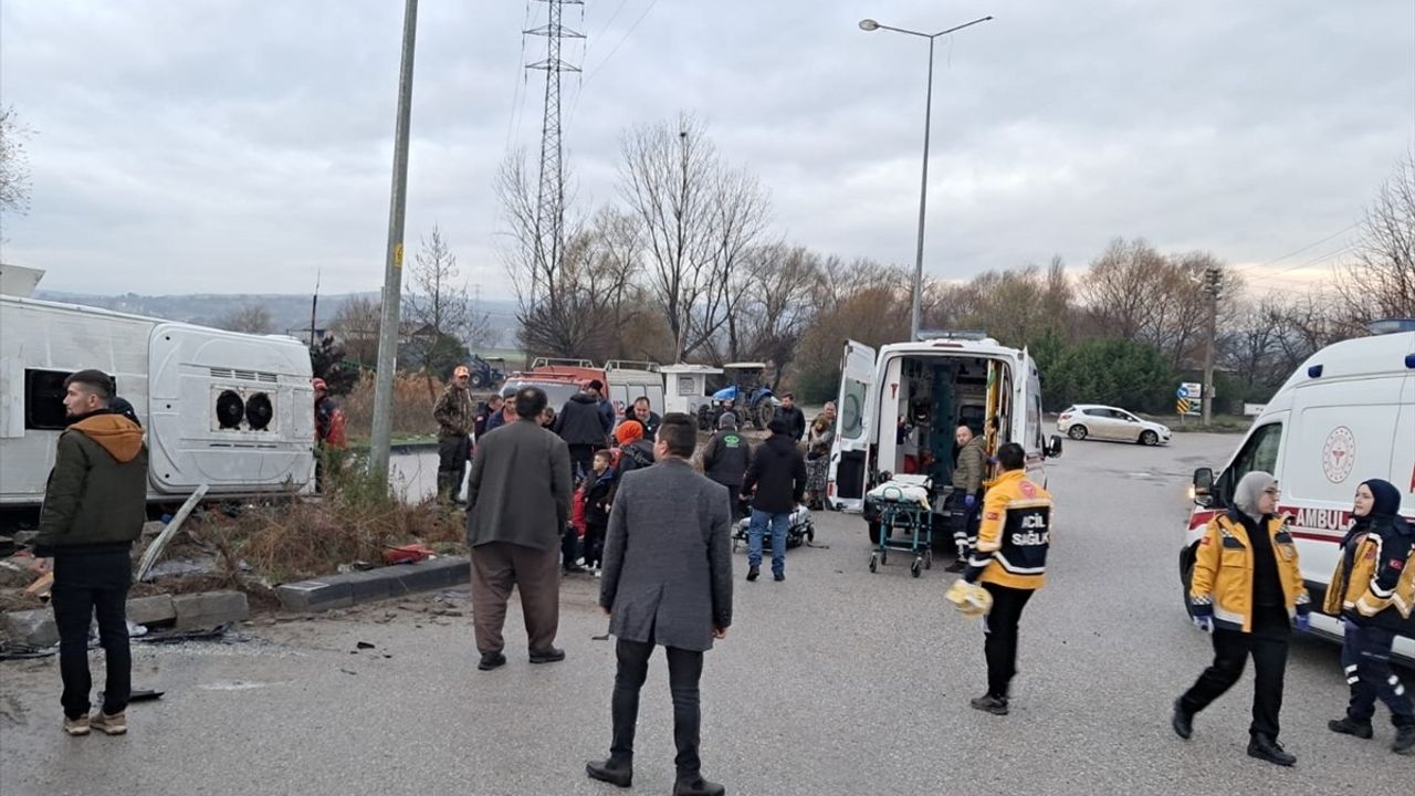 Balıkesir'de Okul Servisi ile Tırın Çarpışması: 28 Yaralı