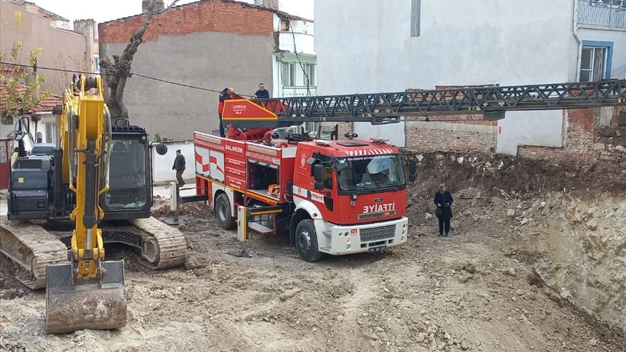 Balıkesir'de Temel Kazısında Apartmanın Giriş Yolu Çöktü