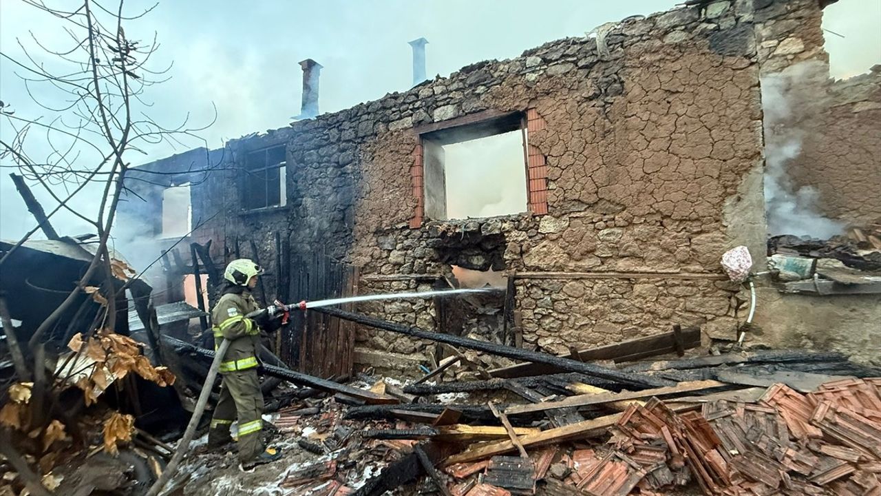 Balıkesir'in Bigadiç İlçesinde Çıkan Yangında 5 Ev Hasar Gördü