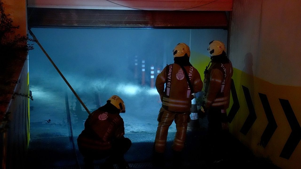 Başakşehir'de Otoparkta Yangın: Site Sakinleri Tahliye Edildi