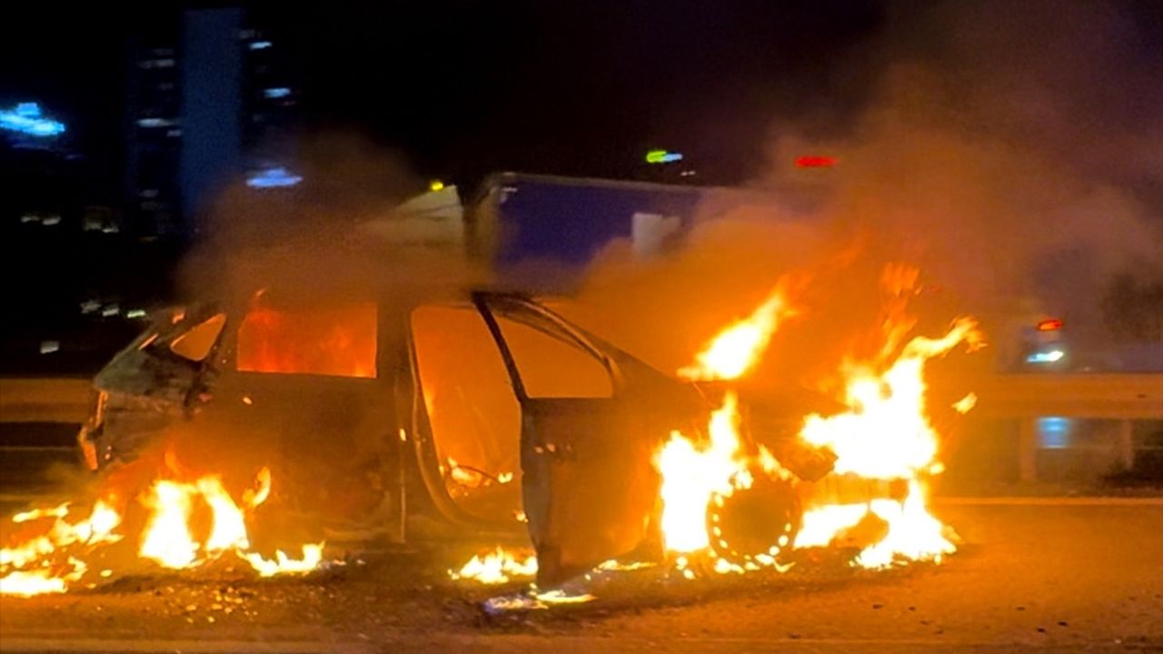 Başakşehir'de Seyir Halindeyken Alev Alan Otomobil Kullanılamaz Hale Geldi