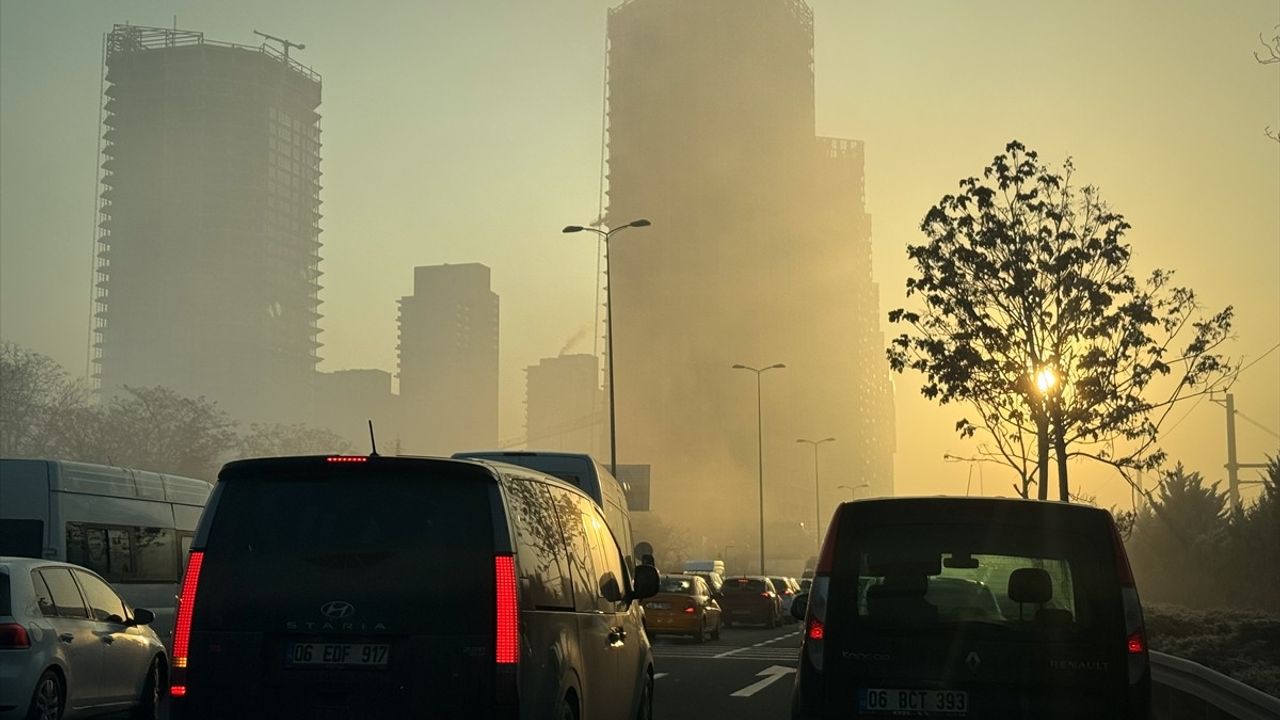 Başkentte Yoğun Sis Etkili Oluyor: Görüş Mesafesi Düşüyor