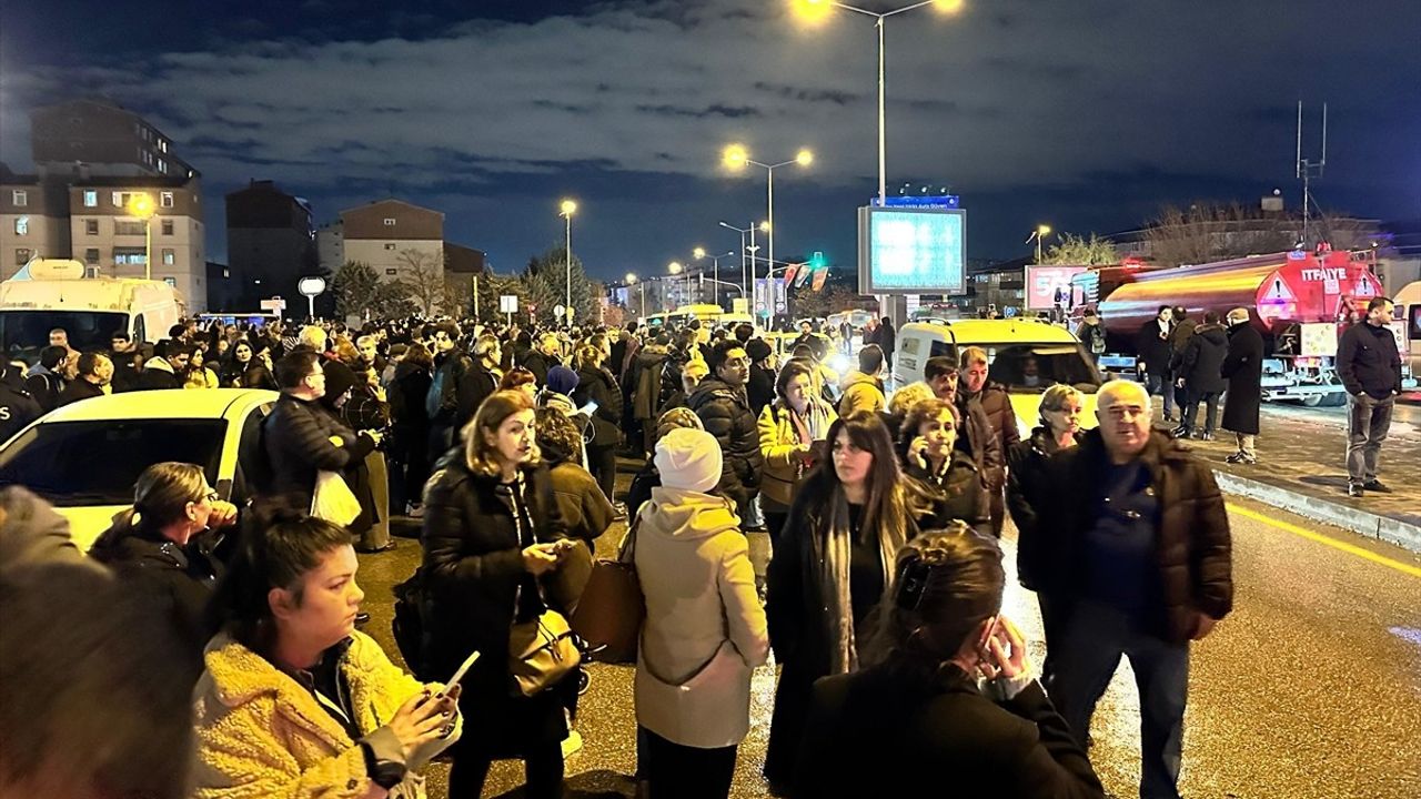 Batıkent Metro İstasyonunda Elektrik Arızası Sonucu Yangın Çıktı