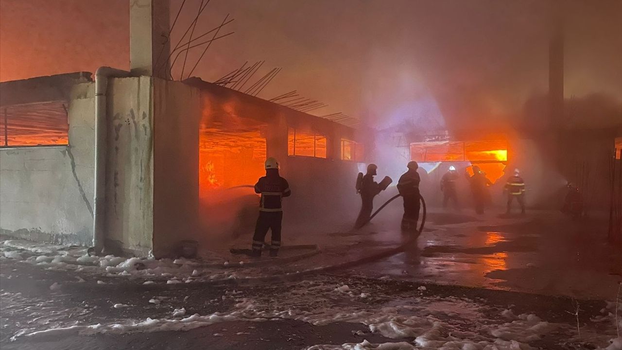 Batman'da Mobilya Fabrikasında Yangın Çıktı, Müdahale Sürüyor