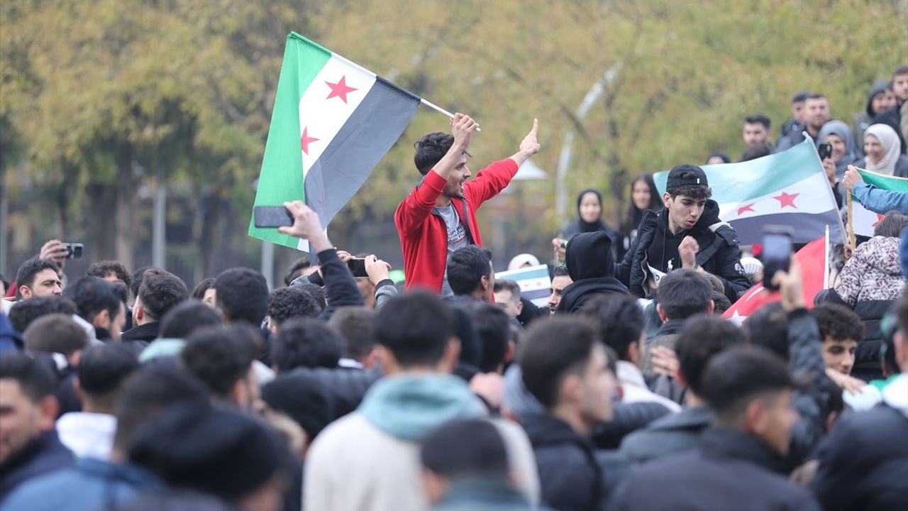 Batman ve Siirt'teki Suriyeliler, Baas Rejiminin Çökmesini Kutladı